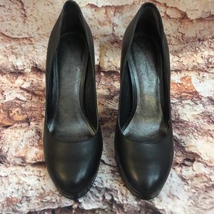 Ladies Sz 10, BCBGeneration black 4” pumps